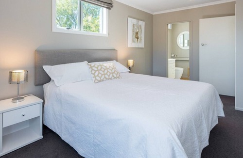 Springlands House | Private Creek with eels to feed, Walk to Supermarkets