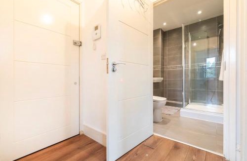 Havering Apartment | Private designer flat in Romford - 5 minute walk to Elizabeth Line