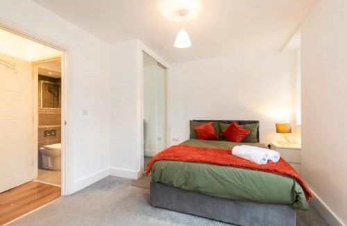 Havering Apartment | Private designer flat in Romford - 5 minute walk to Elizabeth Line
