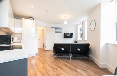 Havering Apartment | Private designer flat in Romford - 5 minute walk to Elizabeth Line