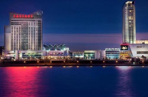 Walkerville House | Private Hot Tub Retreat, Walk to Caesars, Waterfront & Downtown!