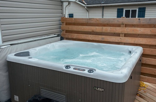 Selkirk House | Private Lakefront House with Hot Tub, Kayaks and Beach
