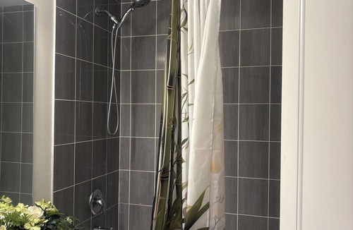 Oshawa Condo | Private room w private washroom /Quiet Oshawa .