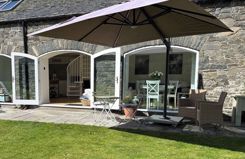 Peebles House | Private rural retreat in the Scottish Borders with sauna, log fire, & garden