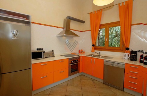 Buger Cottage | Puchet villa with private pool and panoramic views