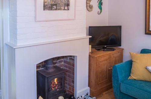 Aldeburgh Apartment | Pugwash Cottage - sleeps 5 guests in 3 bedrooms
