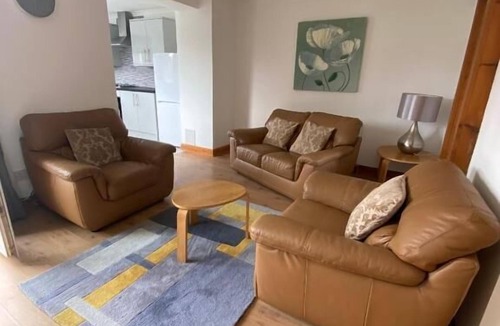 Dunfermline Apartment | Pure Home Oakley Central with Parking By Three Bridges Apartments