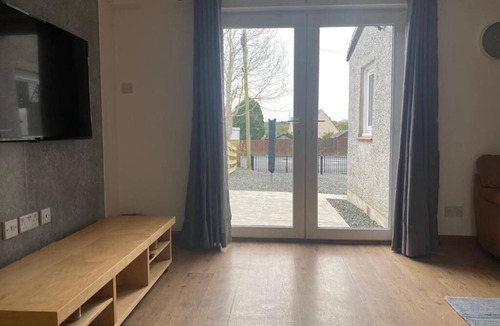 Dunfermline Apartment | Pure Home Oakley Central with Parking By Three Bridges Apartments