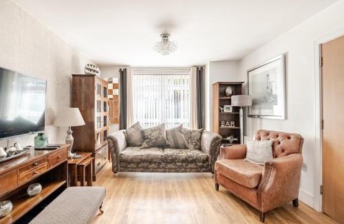 Hamworthy House | Quayside Home with a Seperate Entertainment Room & Beach Hut