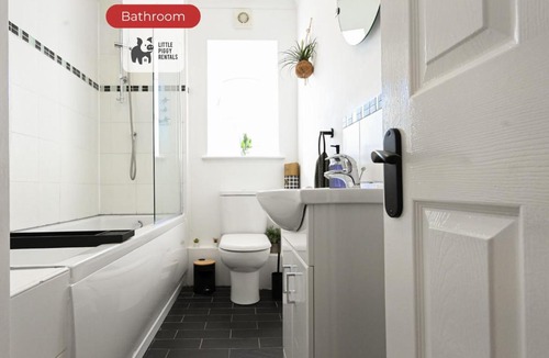 Stansted Apartment | Quiet Premium Stansted Apartment in Central Location with WiFi and Desk
