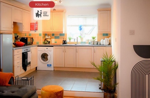 Stansted Apartment | Quiet Premium Stansted Apartment in Central Location with WiFi and Desk