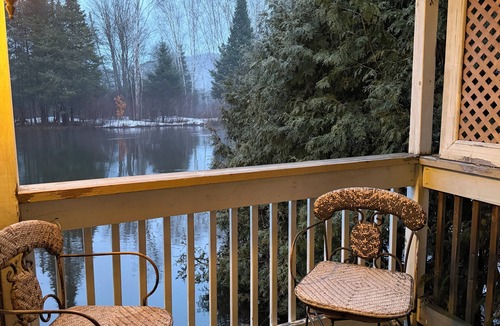 Val Morin Ski Chalet | Quiet Riverfront Retreat – Cozy Chalet
