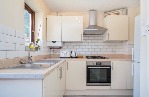 St Albans House | Quiet St. Albans Cottage with Free Parking - Pass the Keys