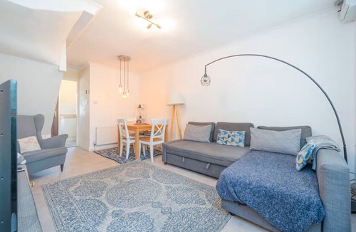 St Albans House | Quiet St. Albans Cottage with Free Parking - Pass the Keys