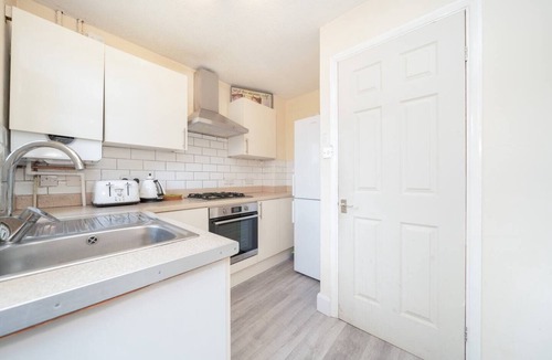 St Albans House | Quiet St. Albans Cottage with Free Parking - Pass the Keys