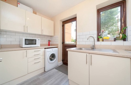 St Albans House | Quiet St. Albans Cottage with Free Parking - Pass the Keys