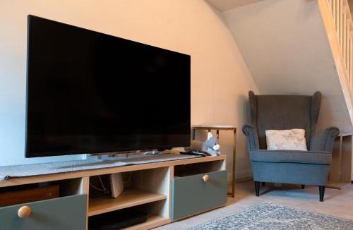 St Albans House | Quiet St. Albans Cottage with Free Parking - Pass the Keys