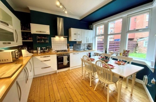 Shawlands House | Quirky 3 Bedroom House in Strathbungo!