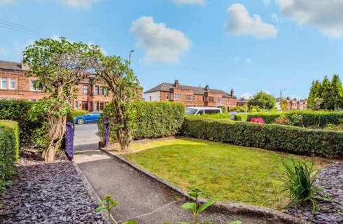 Shawlands House | Quirky 3 Bedroom House in Strathbungo!