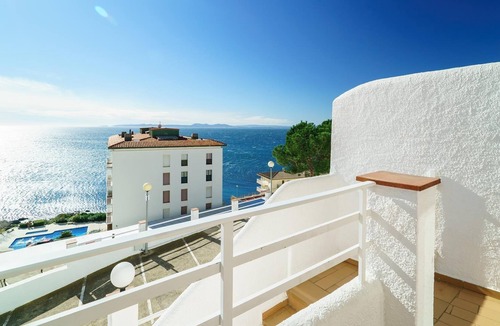 Almadraba-Canyelles Apartment | R. 186 - NEPTUNO B 1-4 - Apartment near the lighthouse of Roses, beautiful sea views and swimming pool.