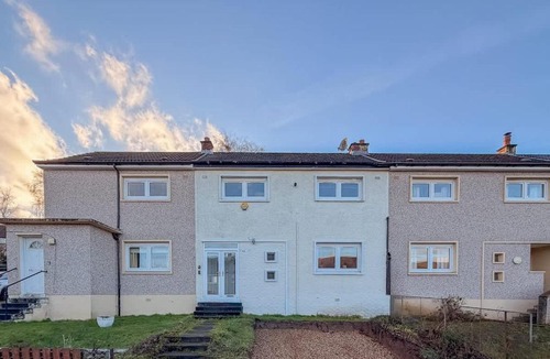 Hamilton House | Raeburn House- 3 Bedrooms, 2 Bathrooms in Hamilton