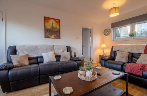 Hamilton House | Raeburn House- 3 Bedrooms, 2 Bathrooms in Hamilton