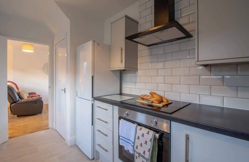 Hamilton House | Raeburn House- 3 Bedrooms, 2 Bathrooms in Hamilton