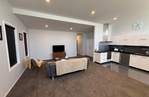 Ranfurly House | Rail Trail Bach- Central Ranfurly/Bike-Friendly/2 Bed 2 Bath