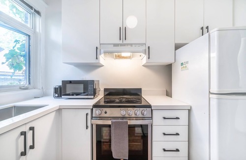 High Park-Swansea House | Rare High Park Bright Large 1+Den
