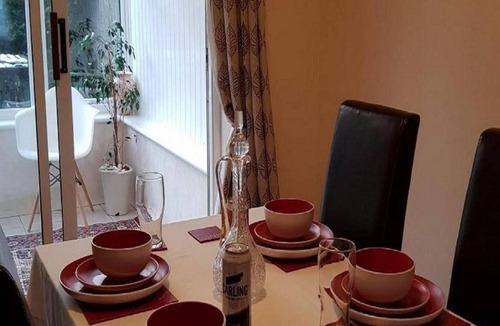 Great Saling Apartment | Ravenhill House - Huku Kwetu (Luton)