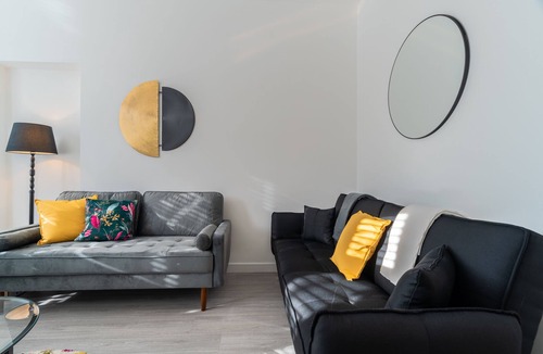 Bailleston Apartment | Refreshing Modern Apartment in Glasgow