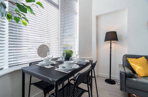 Bailleston Apartment | Refreshing Modern Apartment in Glasgow