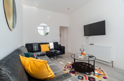 Bailleston Apartment | Refreshing Modern Apartment in Glasgow