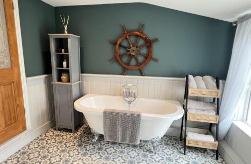 Bury St Edmunds House | Refurbished Victorian Villa- Free Parking- Sleeps6