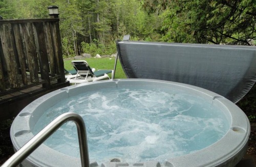 Lakefield Cottage | Reigning Cats and Dogs Cottage Retreat at the Lake Edge Cottages!