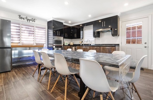 Crystal Beach Cottage | Relax at the Crystal Beach Retreat - 6 min walk to the Beach!
