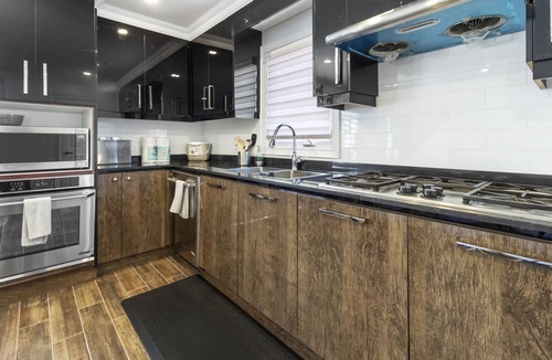 Crystal Beach Cottage | Relax at the Crystal Beach Retreat - 6 min walk to the Beach!