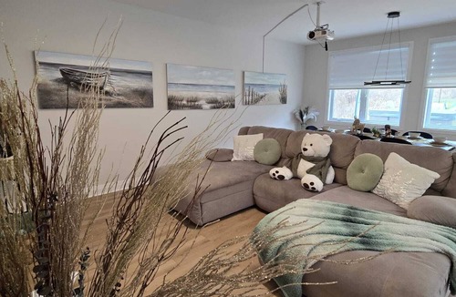 Port Stanley House | Relax house a few minutes from Port Stanley beach, with hot tub and game room