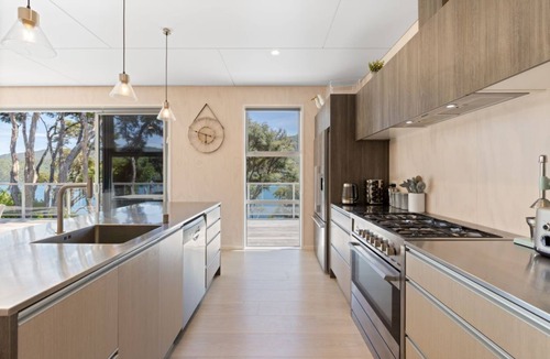Saint Omer House | Relax in a secluded, waterfront retreat only 10 minutes by boat from Picton
