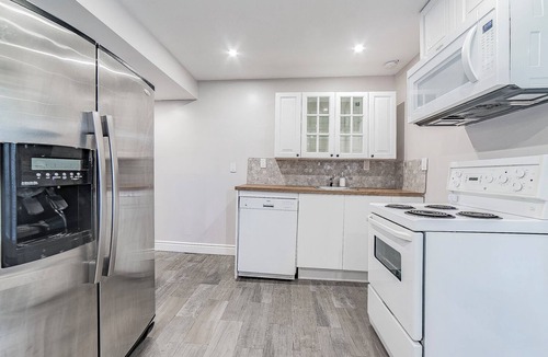 Niagara Falls House | Relax with your family at this peaceful place to stay next to the Niagara River