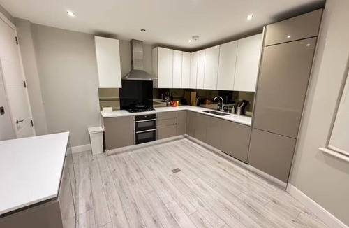 West Hendon House | Relaxable Double in Hendon Central