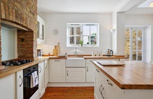 Windsor House | Relaxing Central Windsor Getaway for Families - By Tempstay