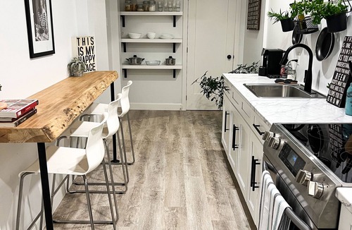 Central Elgin Apartment | Relaxing Erie Rest Retreat- water views- 2 min walk to the beach!