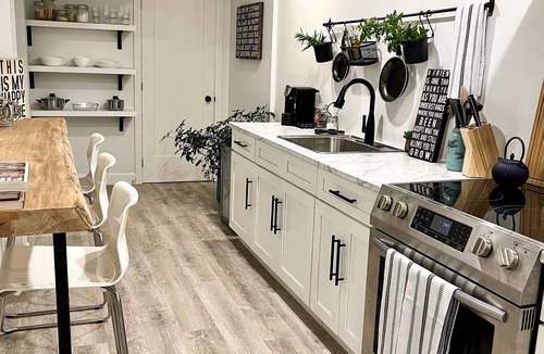 Central Elgin Apartment | Relaxing Erie Rest Retreat- water views- 2 min walk to the beach!