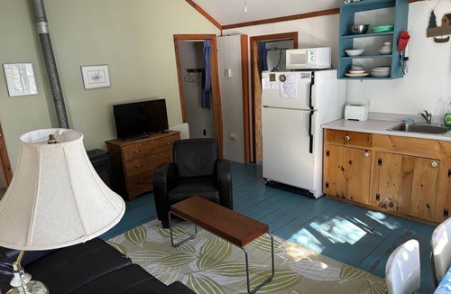 Youngs Point Cottage | Relaxing Lucky Dog Cottage Retreat at the Lake Edge Cottages!