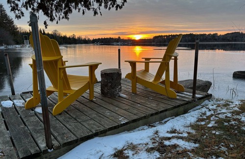 Youngs Point Cottage | Relaxing Lucky Dog Cottage Retreat at the Lake Edge Cottages!