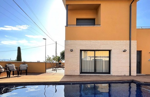 Bon Relax House | Relaxing Villa with Pool, Garden, BBQ & Parking, Near Beach - Pet Friendly, Sleeps 8