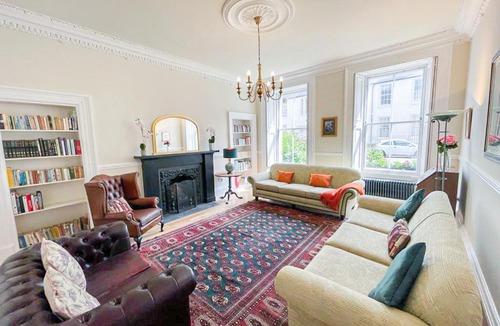 Tollcross Apartment | Remarkable 5BR Townhouse with Garden, Sleeps 12
