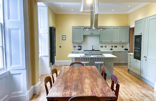 Tollcross Apartment | Remarkable 5BR Townhouse with Garden, Sleeps 12