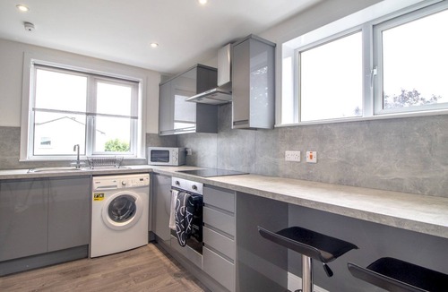 Renfrew Apartment | Renfrew Town Centre, Easy Link to Glasgow City - Pass the Keys